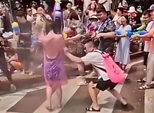 생리중 여성에게 물총 쏘고 옷 찢어… 중국 축제 성희롱 논란