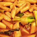 “떡볶이 먹으러 가자” 초등학생들 유인한 50대 남성 정체.. 전과 42범 성범죄자