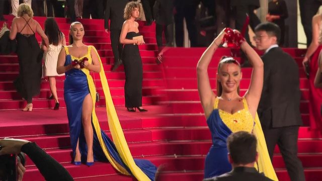 칸 영화제 레드카펫 위에서 시위. 우크라이나 국기 색 드레스에 피범벅