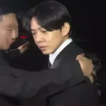구속은 면한 유아인… 시민이 던진 커피 맞아 옷 젖어