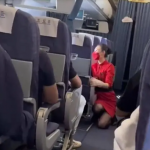 짧은 유니폼에 무릎 꿇은 승무원…’지나친 응대’ 논란