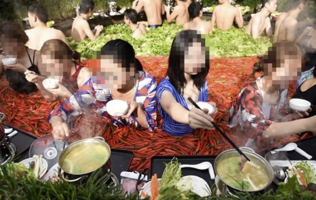 요즘 중국 젊은 남녀 사이에서 유행 중이라는 ‘훠궈 온천’ 충격 비쥬얼