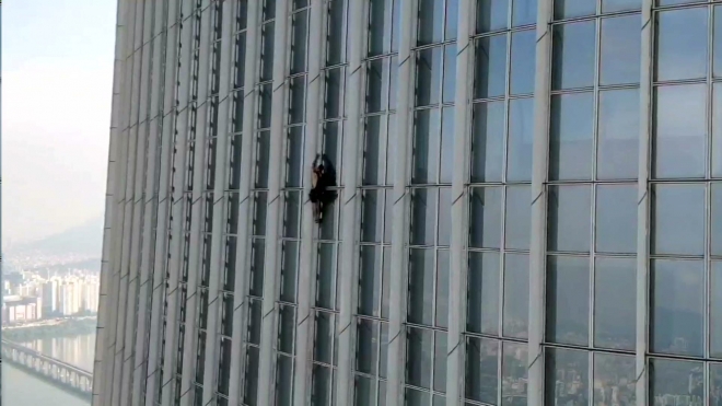 속옷차림으로 맨손 롯데타워 무단 등반한 영국인 73층서 체포