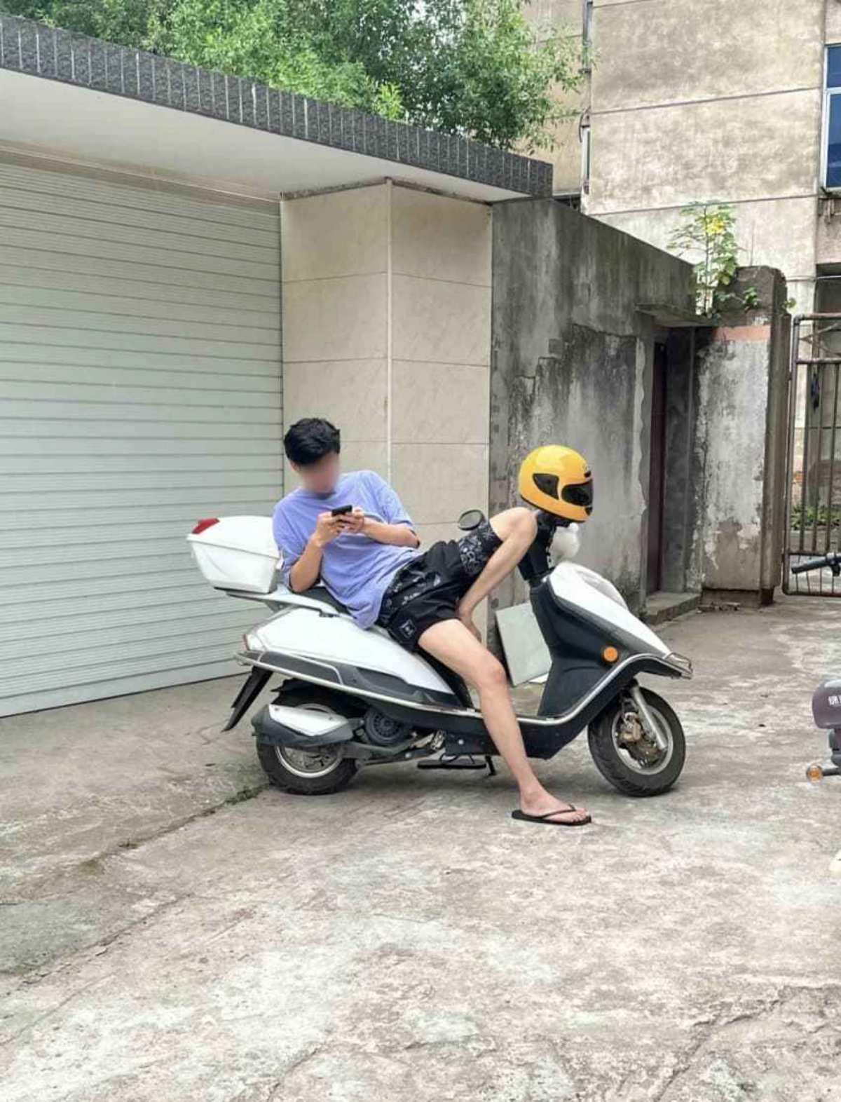 ‘오토바이에서 애정행각 하는 커플 사진’ 이라며 올라온 사진 화제
