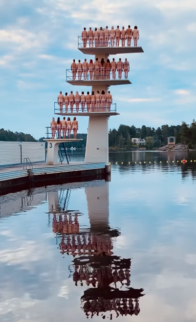 핀란드 호수에 알몸 1,000명이 나타났다.. 대규모 나체 사진 촬영