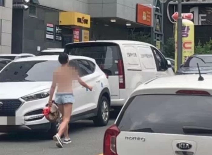 아무리 더워도… 상의탈의한채 대구 거리 활보한 여성 커뮤니티서 화제