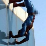 부산 스파이더맨 조형물 1년만에 선정성 논란으로 철거 “아침 생리현상 표현”