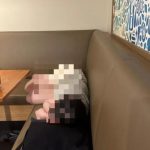 카페서 맨발로 드러누운 20대 여성.. 직원이 제지하자 30분동안 욕설