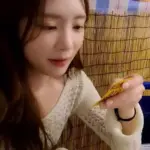 술집서 ‘호빠 선수’ 명함에 친구가 관심있게 보자 낚아채 버린 여캠BJ
