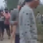여성 나체로 끌고 다니며 몸 더듬고 집단 성폭행 영상 전세계 확산 (영상)
