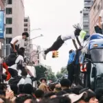 공짜로 플스5 준다는 유튜버 때문에 뉴욕 광장 몰려든 시청자 2000명..결국 폭동 발생