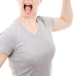 술에 취해 흉기 들고 10대 아들 협박한 엄마