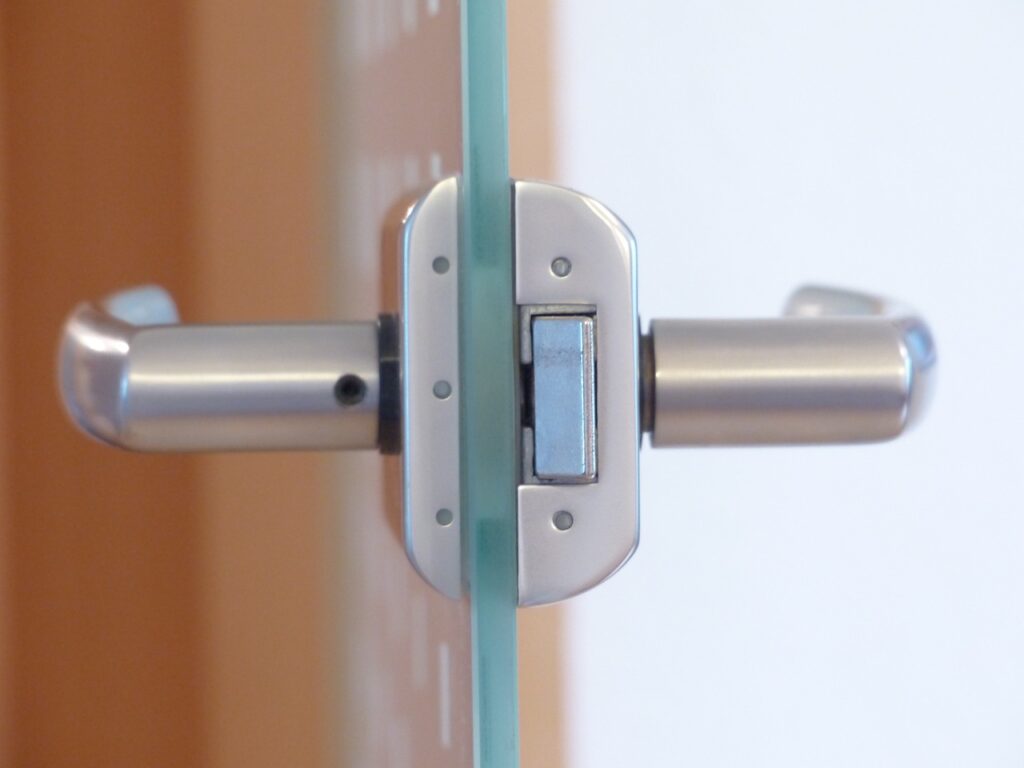 door-lock-123176_1280