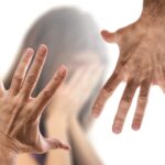 성관계 거부했단 이유로 딸 앞에서 아내 때린 30대 남편