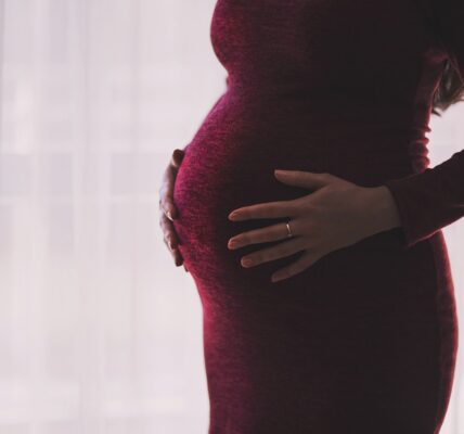 목욕 후 휴대폰 충전하려다… 9개월 임산부 감전사