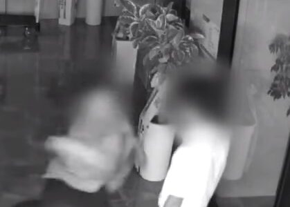 신발 벗고 직원 폭행한 조합장“술 취해 기억 안 나”