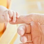 9개월 아들 굶겨 심정지에 이르게 한 사회연령 14세 친모