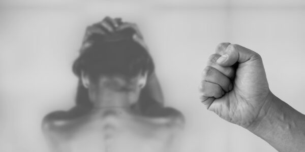 폭행하는 남친에게 흉기 휘두른 여성 ‘정당방위 아니다’
