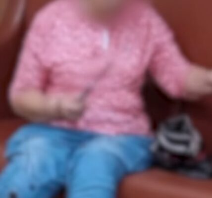 “다 죽이겠다”며 파출소에서 흉기 난동 벌인 70대 여성(영상)