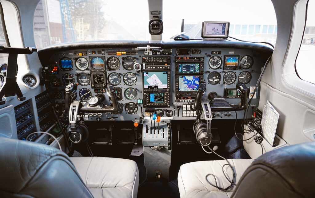 cockpit-6381367_1280