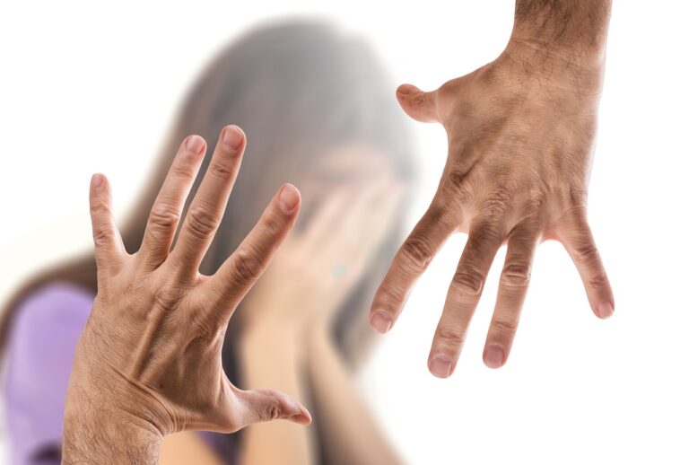 제자 추행에 무허가 자격증 발급… 재판에 넘겨진 유명 프로파일러