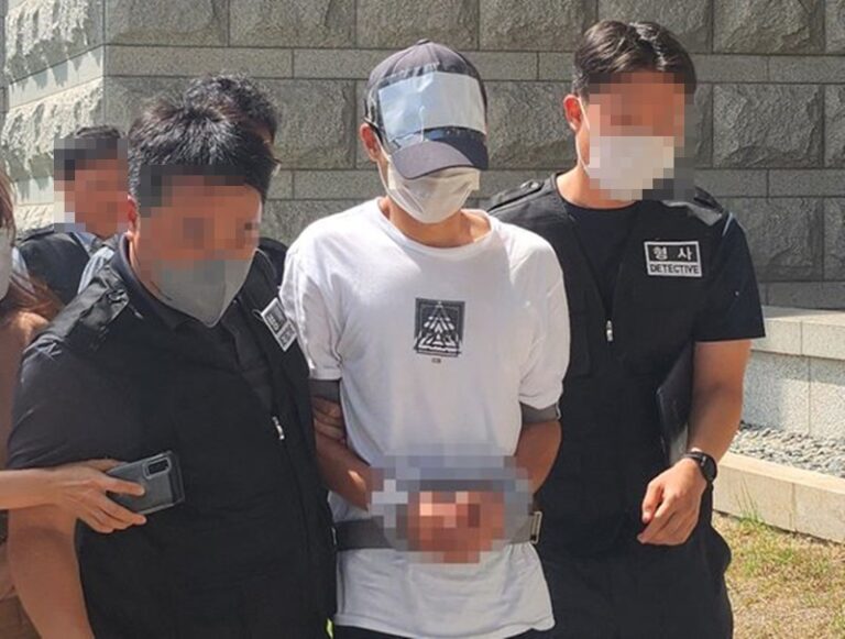 학교 찾아가 옛 스승에게 흉기 휘두른 20대 징역 20년 구형