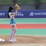“롤코녀 이해인” 파격 패션으로 야구대회에서 시구