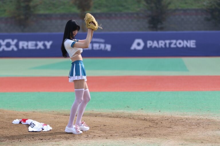 “롤코녀 이해인” 파격 패션으로 야구대회에서 시구