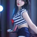 크롭티 마린룩에 멜빵바지 입고 춤추는 박틸다