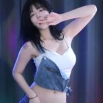 청 숏팬츠에 멜빵 한쪽 끈 내리고 춤추는 박틸다