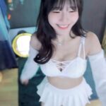 (천장캠) 화이트 패션에 강아지귀 착용하고 오토바이춤 수련수련