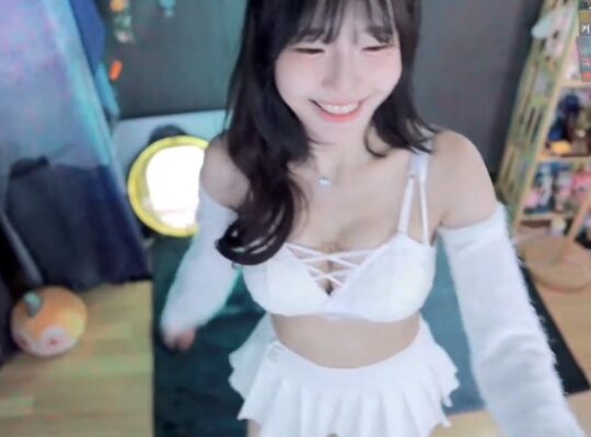 (천장캠) 화이트 패션에 강아지귀 착용하고 오토바이춤 수련수련