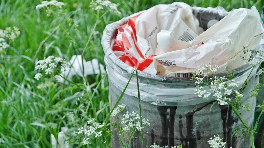 garbage-can-1423840_1280