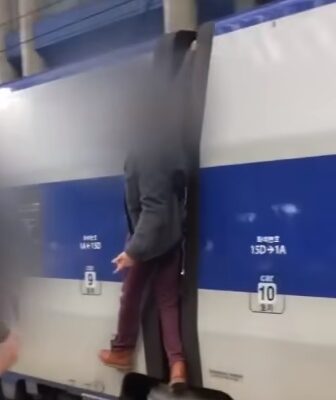 열차 놓치자 달리는 KTX에 매달린 외국인(영상)