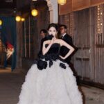 18kg 무게의 드레스 입고 레드 카펫에 등장한 여배우
