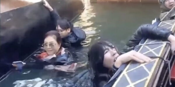 베네치아에서 곤돌라 뱃사공 지시 어긴 관광객들, 큰코 다치다