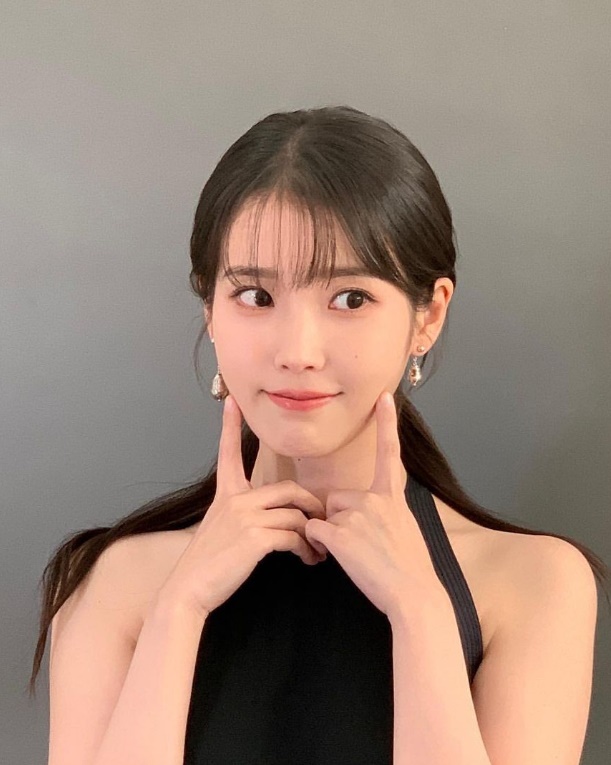 1년 동안 함께 드라마 촬영한 스태프들에게 선물 전한 아이유