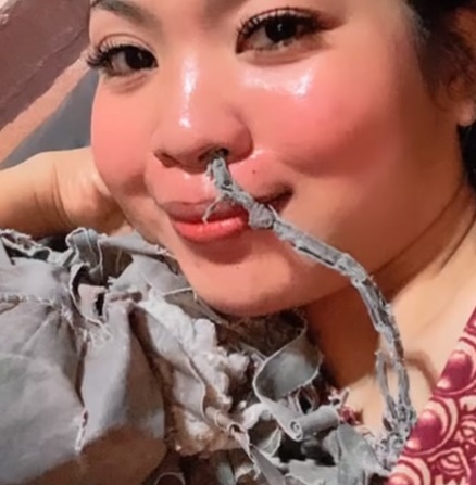 25년간 사용한 ‘애착 베개’ 버리지 못한 여성, 베개 상태가…