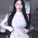 하얀 목폴라 입은 겨우디 체급 ㄷㄷ해 은은하게 비치는 검은 브라