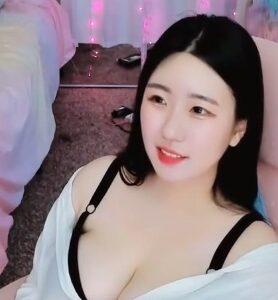 풀어헤친 셔츠 사이 검은 브라 여은빛 어마어마한 체급 ㅗㅜㅑ