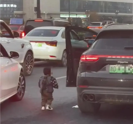 중국서 부부가 말다툼 하다 도로에 아이 방치… 위험천만