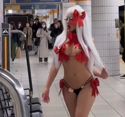 강추위에 비키니 차림으로 지하철역에 등장한 여성