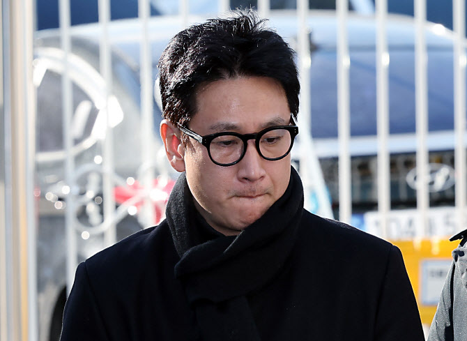 배우 이선균, 차에서 쓰러진 채 발견