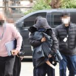 故 이선균 협박한 20대 여성, 아기 안고 구속심사 출석