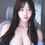 ‘캔디’에 맞춰 살짝 흔드는 겨우디 가슴골이…