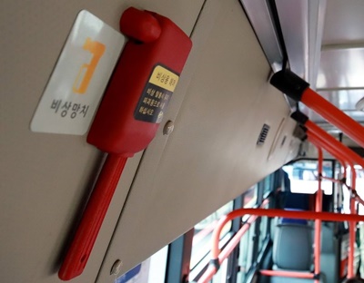 “다리 내려달라” 요구에 버스 기사 폭행한 20대 중국인