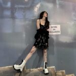 팔, 다리에 꽃 타투 가득한 한소희, 독보적인 매력