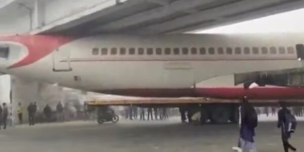 인도에서 발생한 황당한 사고, ‘다리 밑에 비행기가….’(영상)