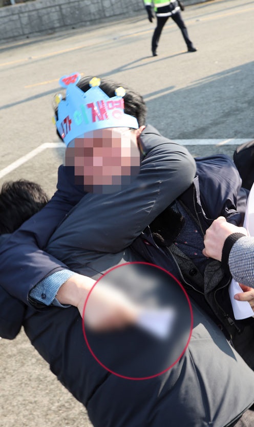 이재명 대표 피습한 용의자 “사인해달라”며 접근한 뒤 공격