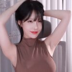 갈색 동탄룩 입고 시원시원하게 머리 묶는 연나비